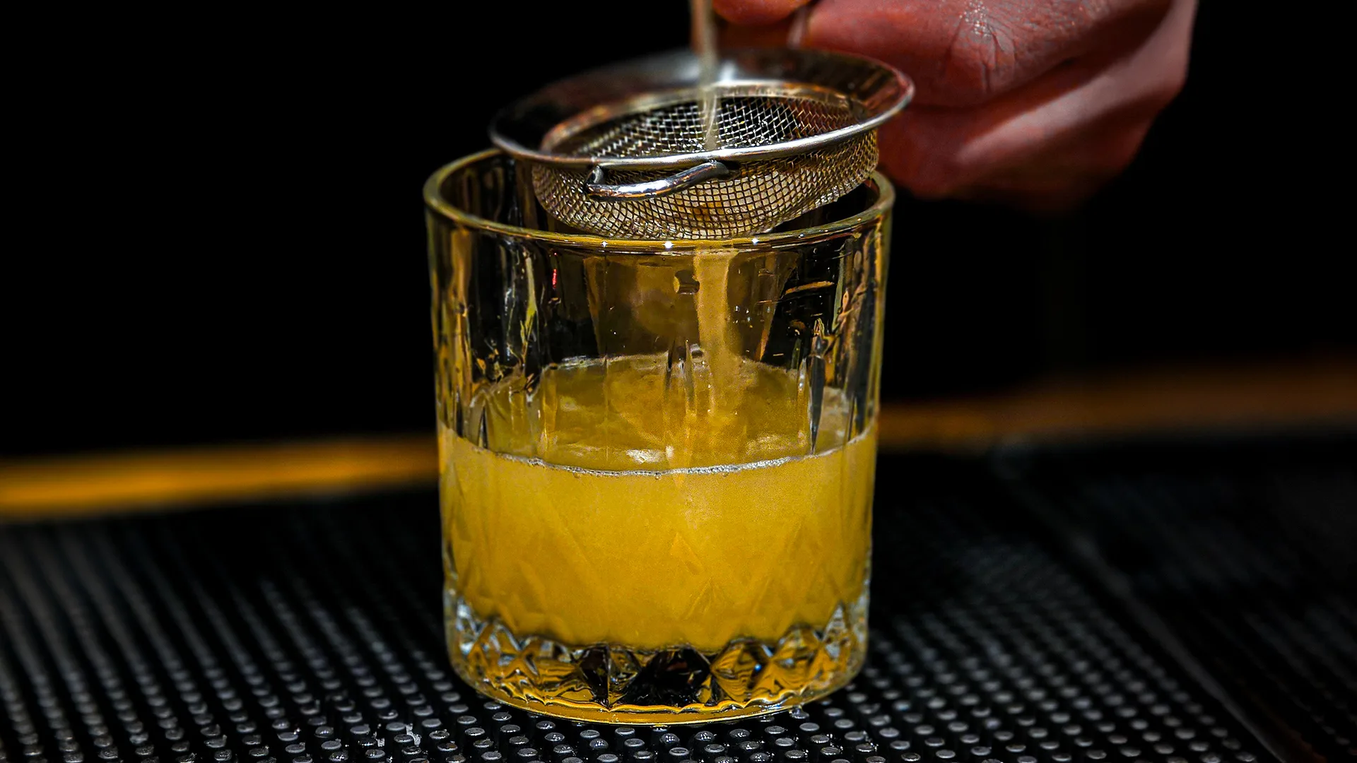 05.30 | The breeze and flavors of Italy on the outdoor terrace and in the Lords’ Bar